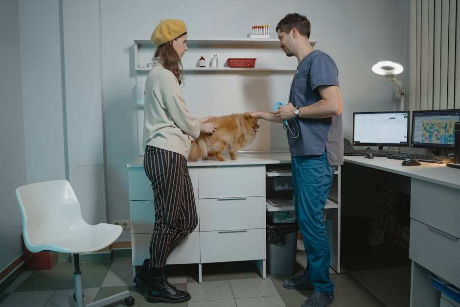 Bác sĩ thú y tư vấn dinh dưỡng cho chủ nuôi.